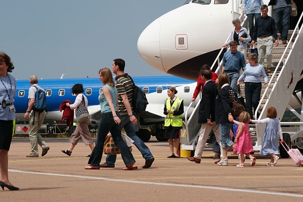 Gens débarquant sur le tarmac de l'aéroport