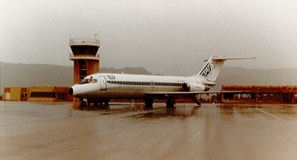 Photo d'époque d'un avion sur le tarmac de l'aéroport de Figari